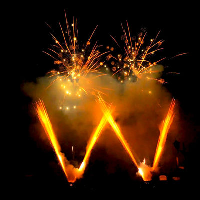 Liuyang Mandarin Fabrikası Toptan 1.2 Inch 108 Shots W Shape Paper Cake Fireworks 1.3g Un0335 Profesyonel Altın Pasta Fireworks
