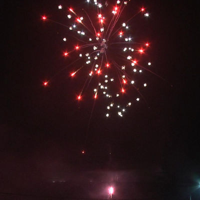 Liuyang Fabrikası Pyrotechnics 1.2'' Inch 200 Shots Tüketici Pastası Fişekler Noel Yeni Yıl Pastası Fişekler ve Patlayıcılar